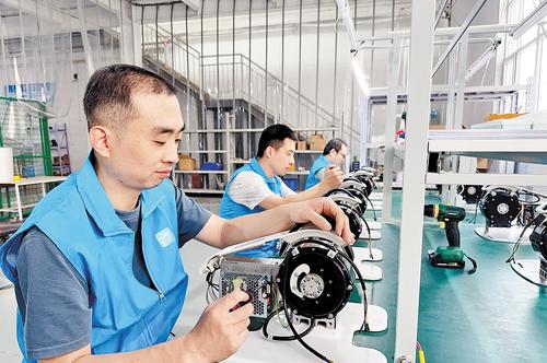 9月25日，在位于衡水市冀州区的极智医疗器械（河北）有限公司生产车间，工作人员正在组装康复机器人。 梁冬雪摄