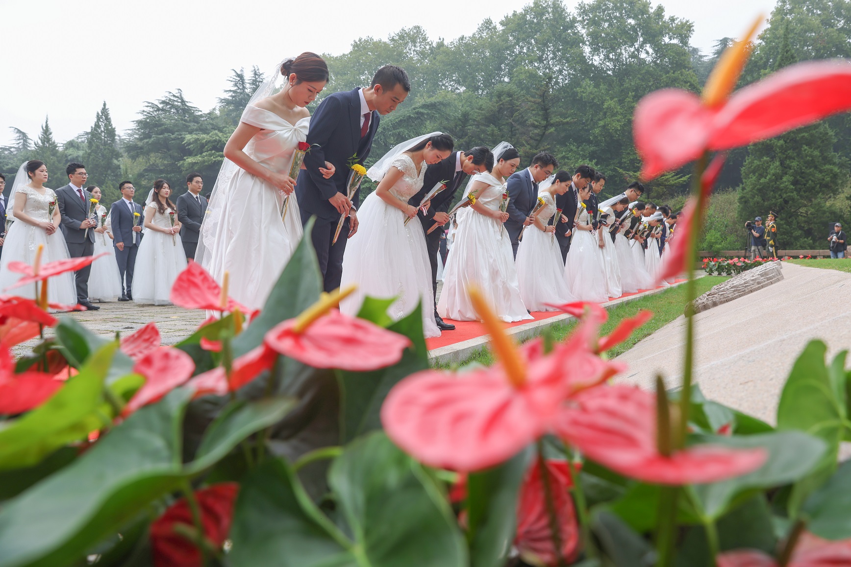 新婚夫妇代表向革命烈士献花。泱波摄
