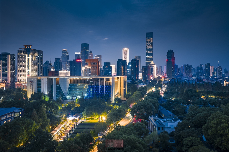 夜拍长江路。姚学勇摄