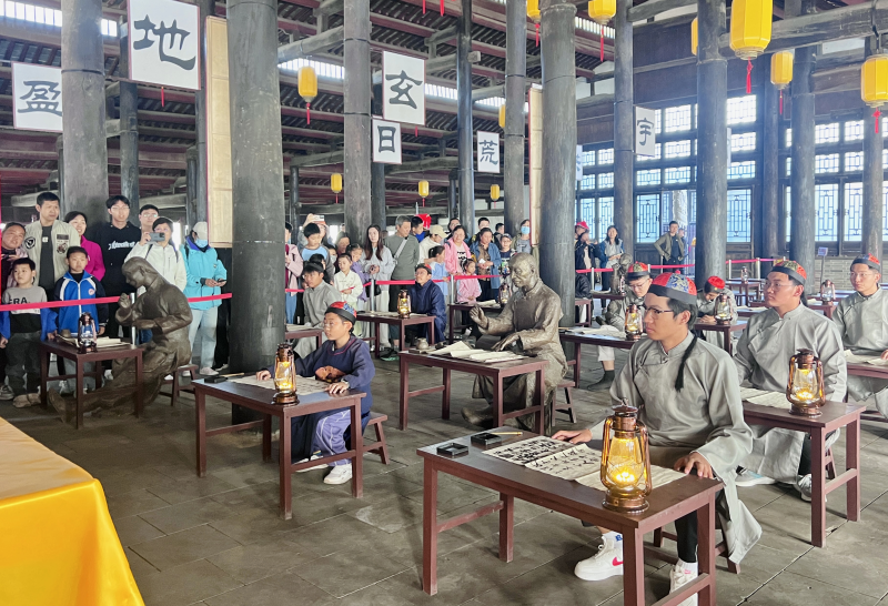 游客在定州贡院感受清代科举考试盛况。卢丽亚摄