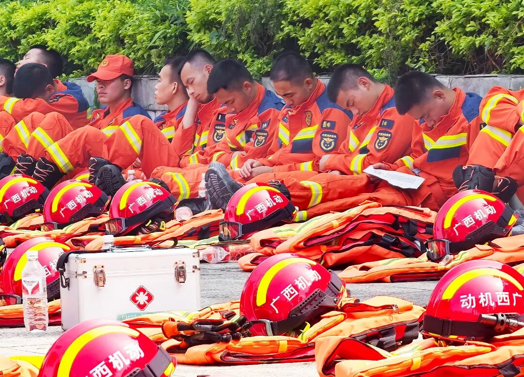 北大桥二坑口渗水点抢险现场，连续奋战了数个小时的救援人员就地短暂休息。 广西云-《广西日报》记者 徐天保 摄