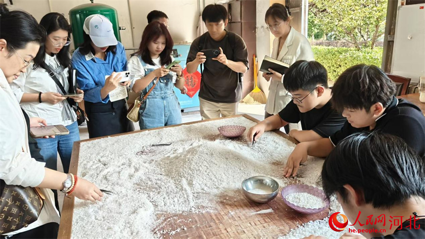 原料车间内工人正在细心分拣。人民网记者 杨文娟摄