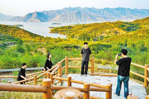 9月29日，徒步爱好者穿行于太行步道曲阳段环湖康养水路，在一步一景中感受曲阳的自然与人文之美。 本报记者 许佳奇摄