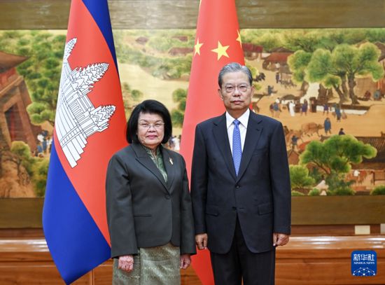10月14日，全国人大常委会委员长赵乐际在北京会见来华出席全球妇女峰会的柬埔寨国会主席昆索达莉。新华社记者 张领 摄