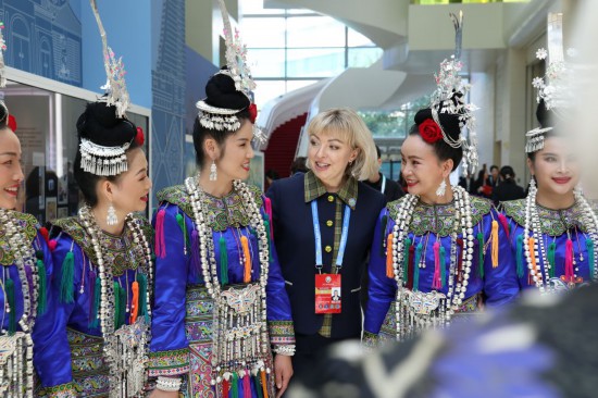 10月14日，全球妇女峰会配套活动“数智赋能妇女和女童成果展”在中国妇女儿童博物馆开展，来自白俄罗斯的嘉宾在展览现场与侗族大歌表演者们交流。新华社记者 梁旭 摄